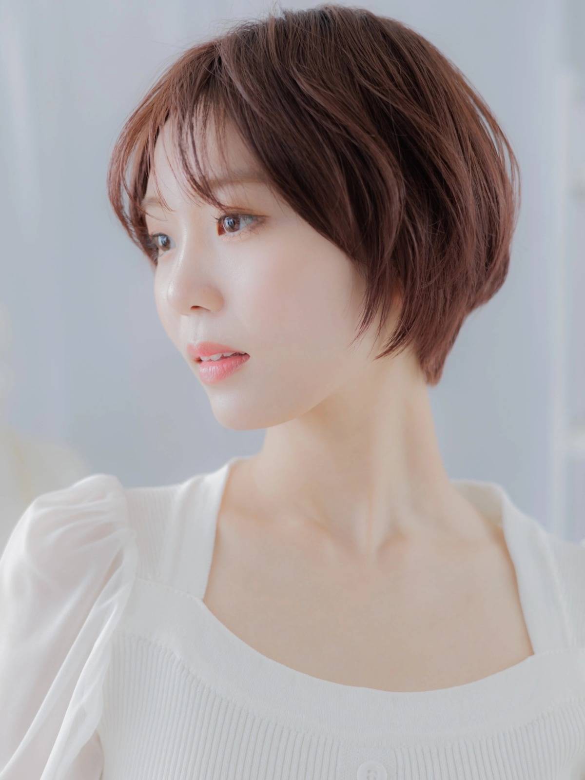 チェリーレッドの前下がりショート