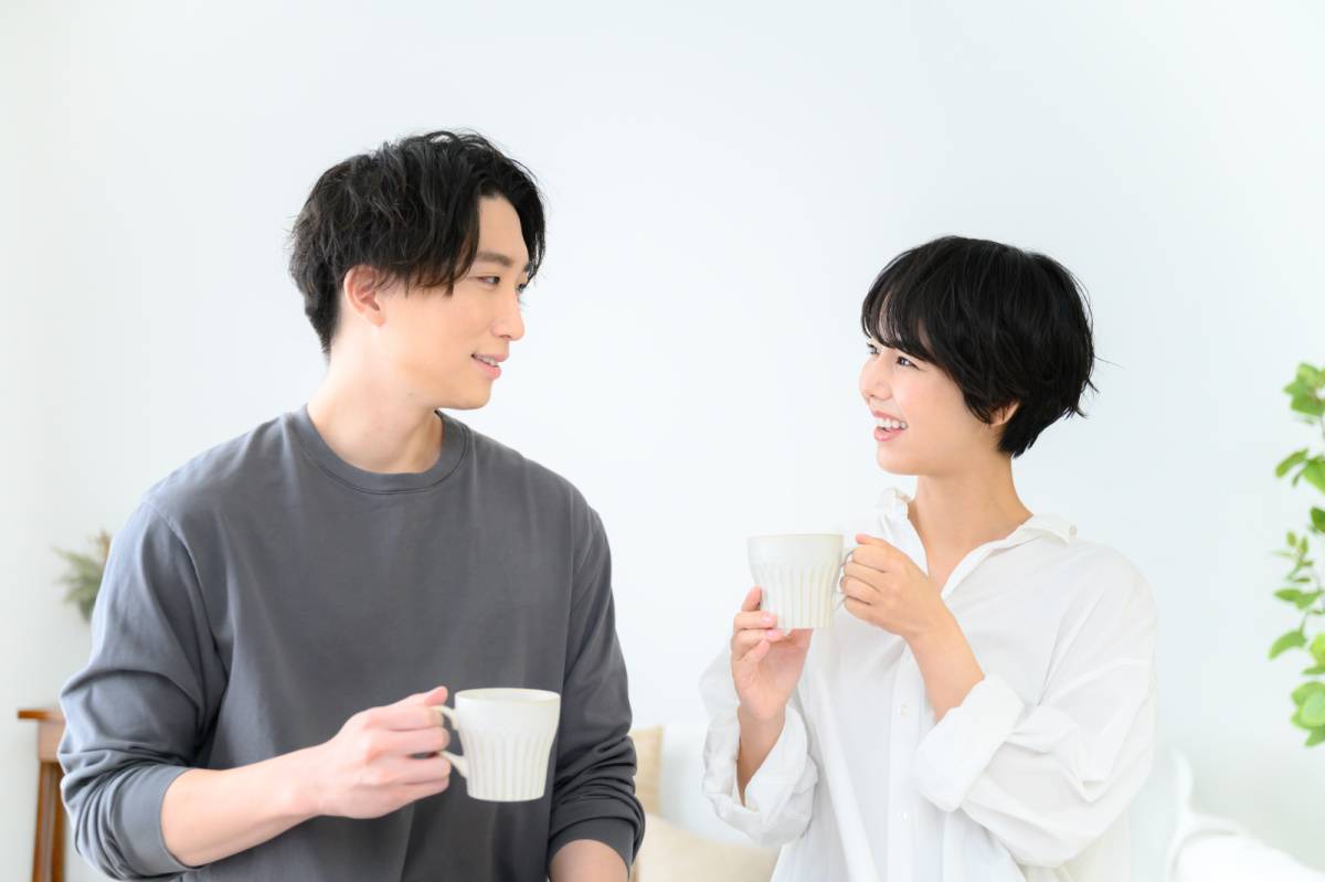 微笑む人