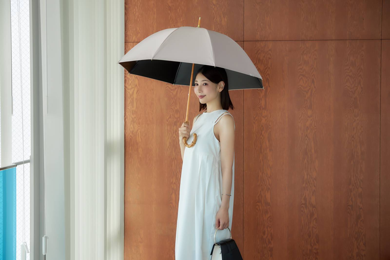 UVOの日傘を持つ渡部みちるさん