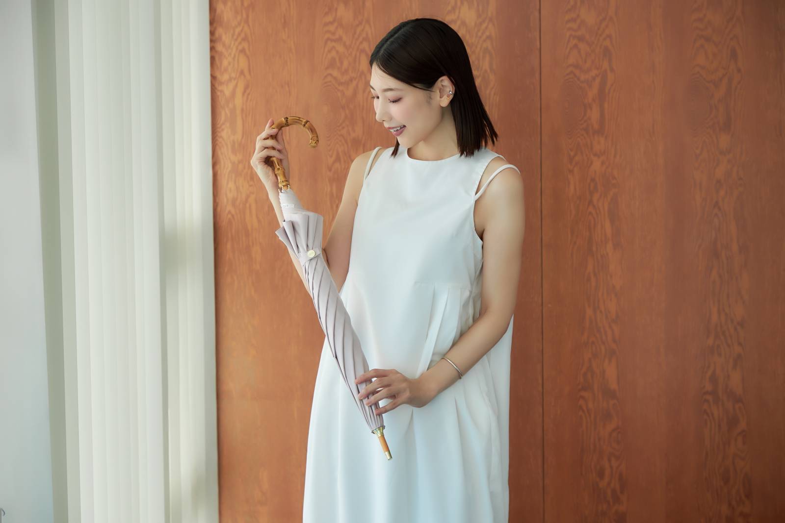 UVOの日傘を持つ渡部みちるさん