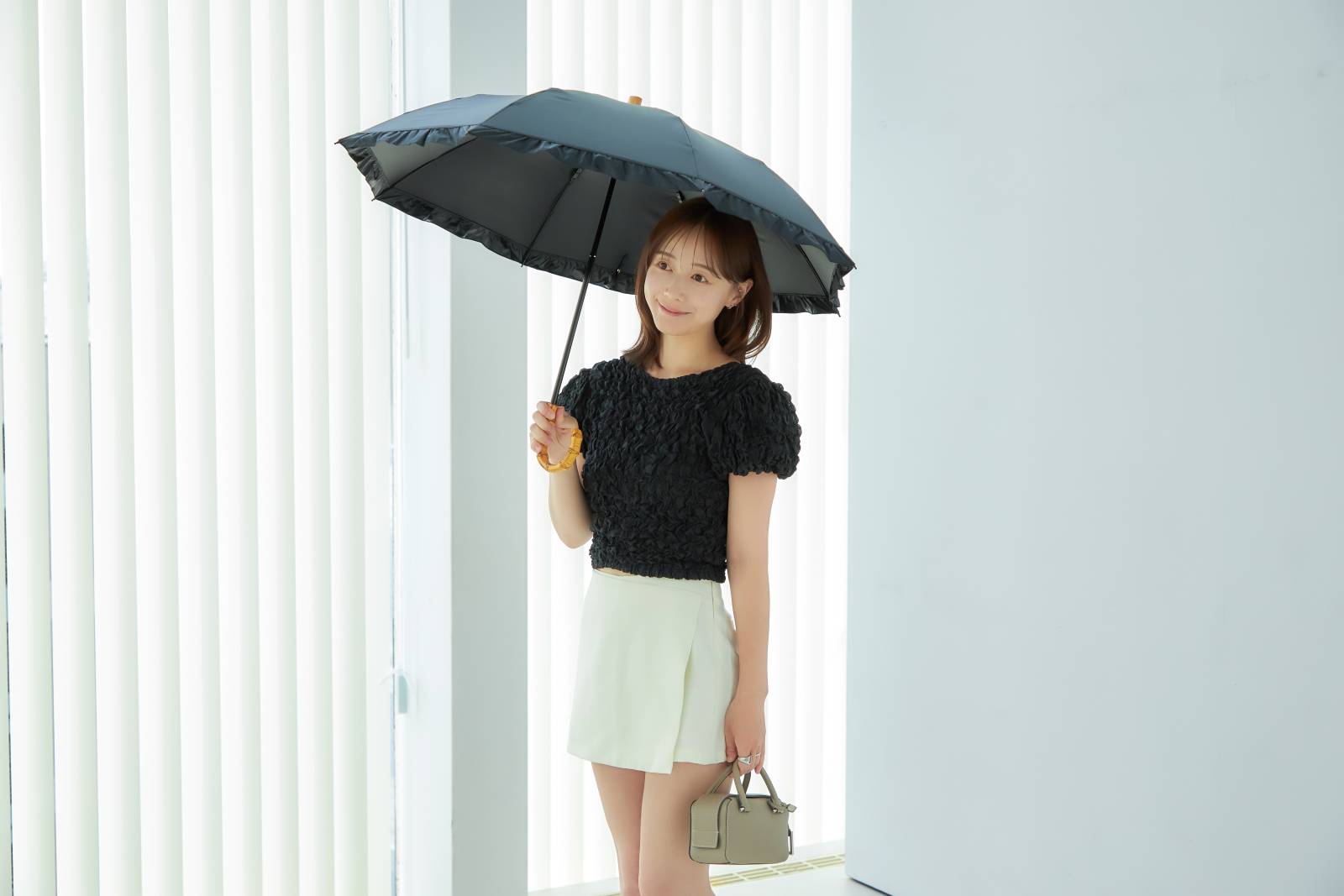UVOの日傘を持つにきはるかさん