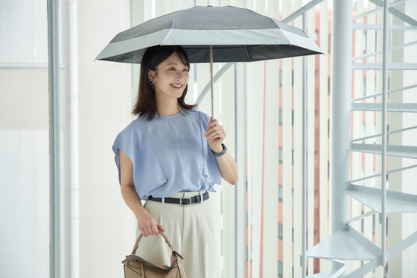 UVOの日傘を持つ泉ひとみさん