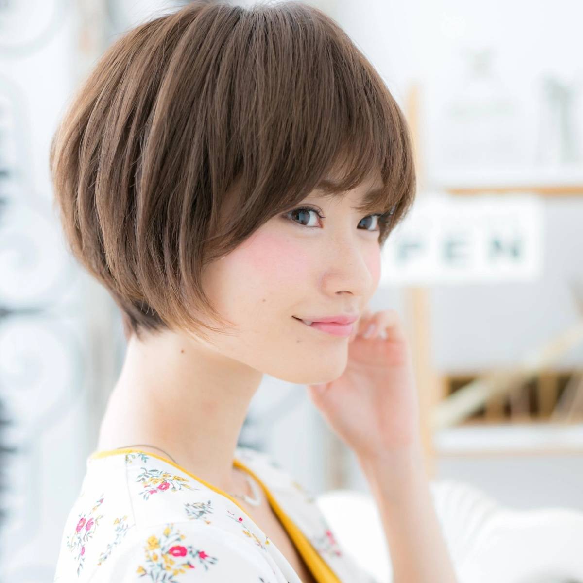 カーキグレージュの前下がりショート