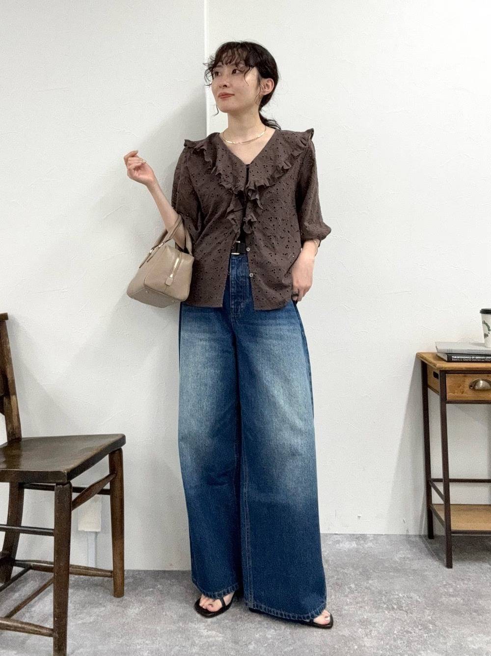 フリルブラウス×デニムパンツ