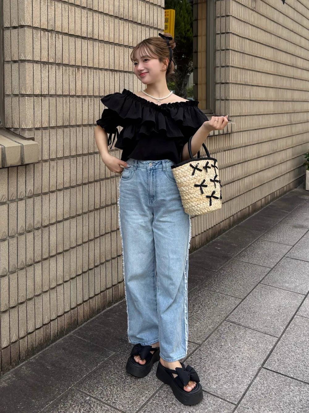 オフショルブラウス×デニムパンツ