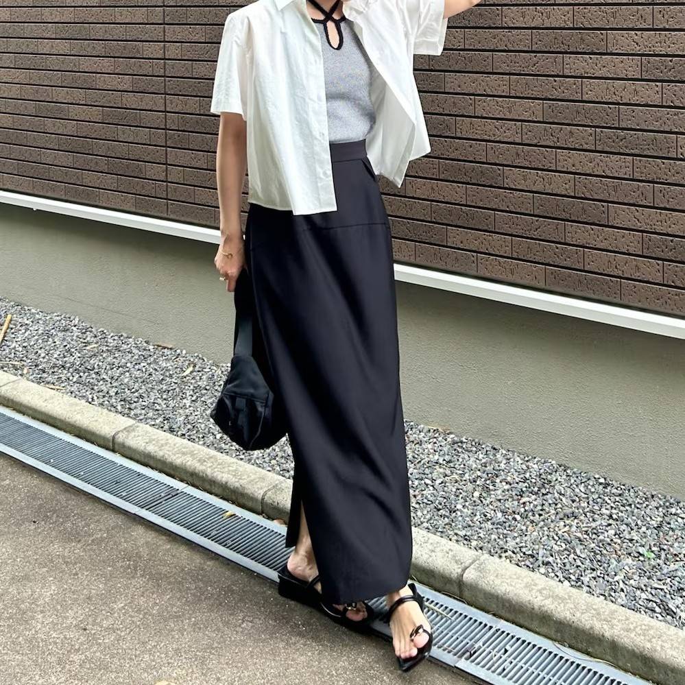 モノトーンコーデの女性