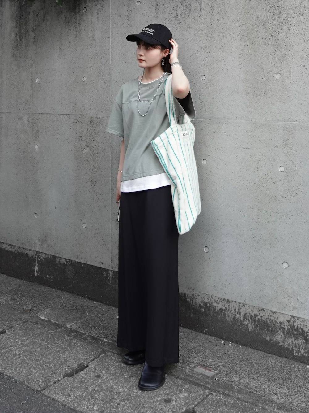 Tシャツの裾からインナーをチラ見せ♡