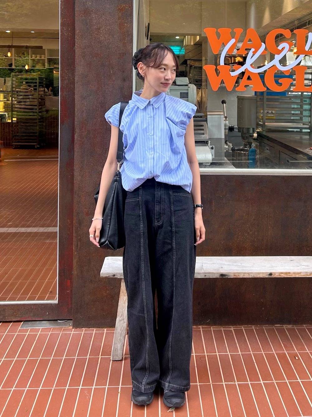 バルーンスリーブシャツ×デニムパンツ