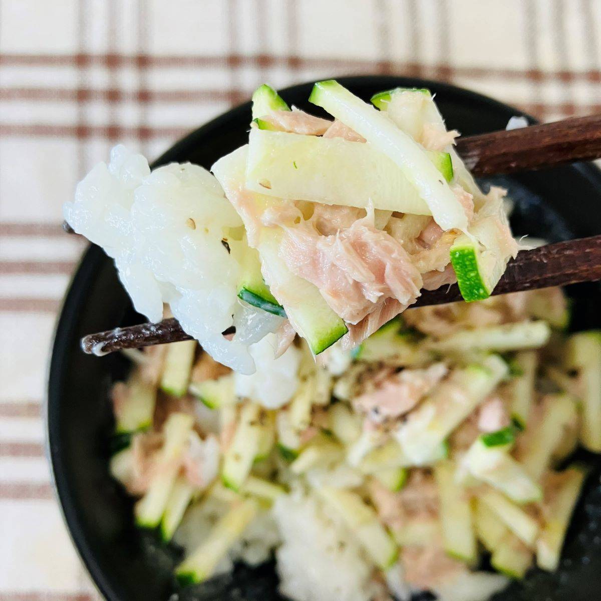 JAグループ公式の「ガリバタde❤ズッキーニとツナのマヨ・醤油・丼❤」のレシピ