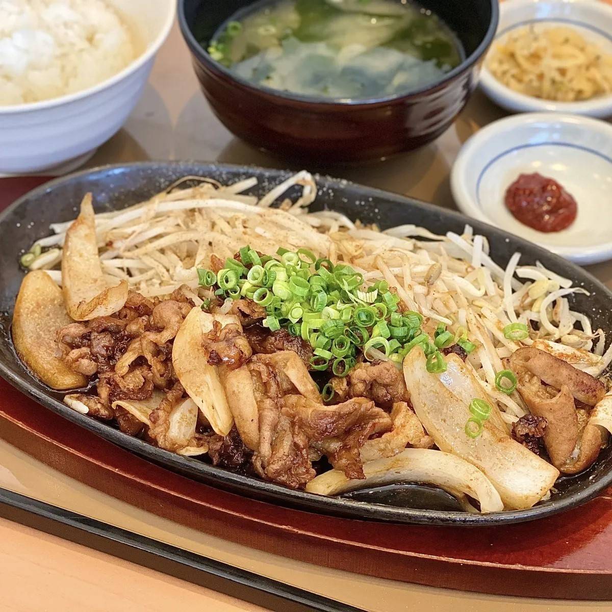 やよい軒の「牛カルビと牛ホルモン焼の定食」