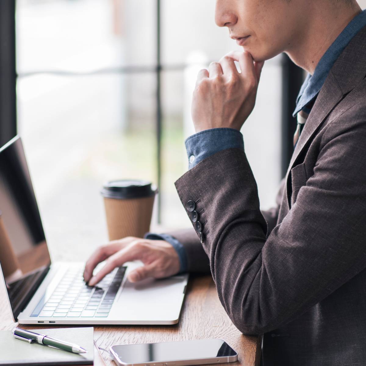 パソコンを操作する人