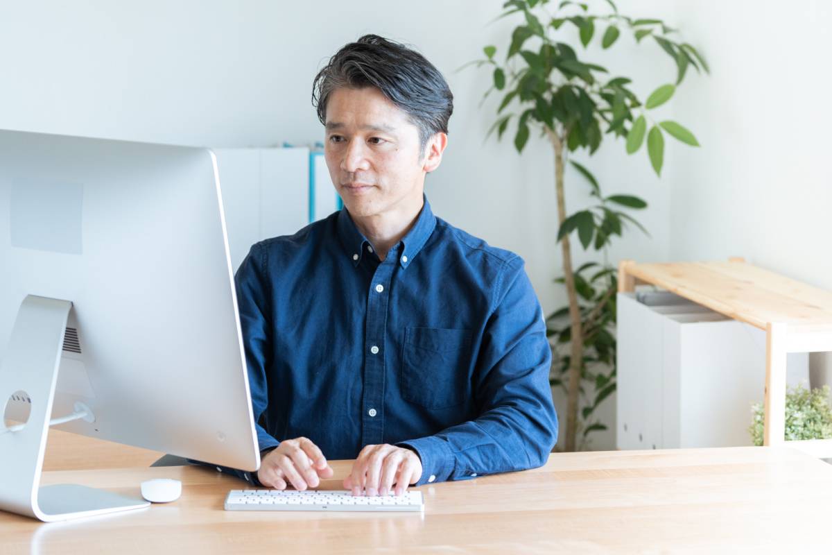 パソコンを操作する人