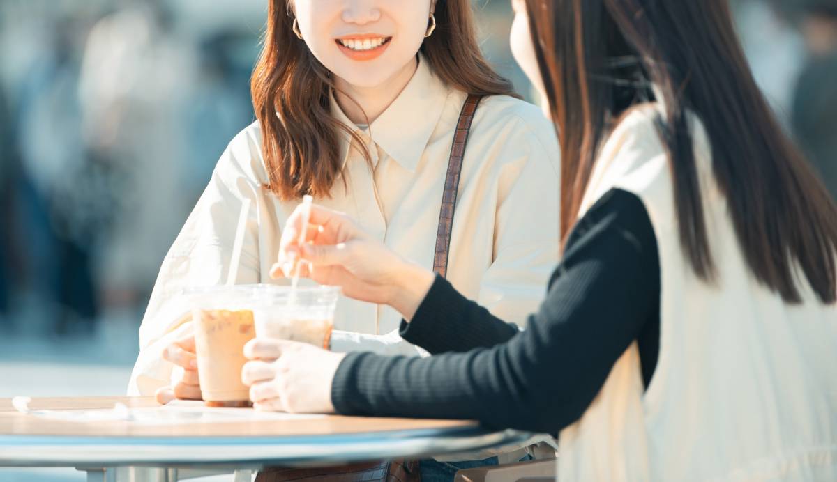 カフェにいる人
