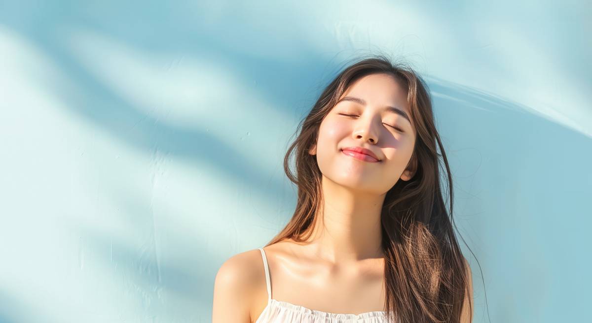 夏の日差しを受ける女性