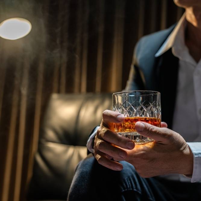 お酒を飲む男性
