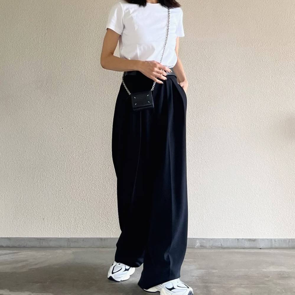 モノトーンコーデの女性