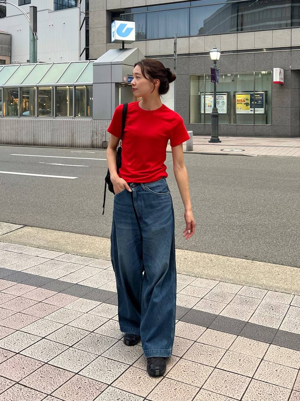 赤のカラーTシャツをアクセントにする！