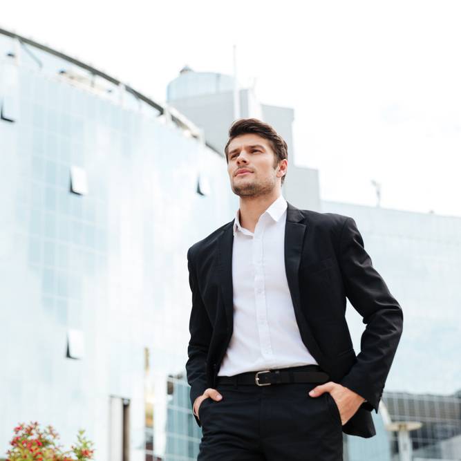 スーツを着た男性