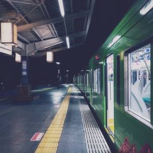 【ゾッとする怖い話】この線路に飛び込んで……。帰省先の駅での意外な“再会”