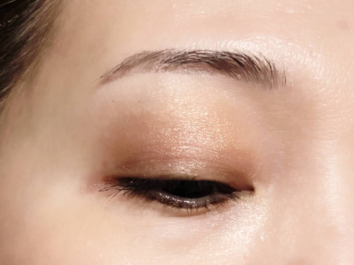 アヴァンセ ジョリ・エ ジョリ・エ クリーミィカラーライナー ローズゴールド アイシャドウ 筆者目元 うっすら目閉じ