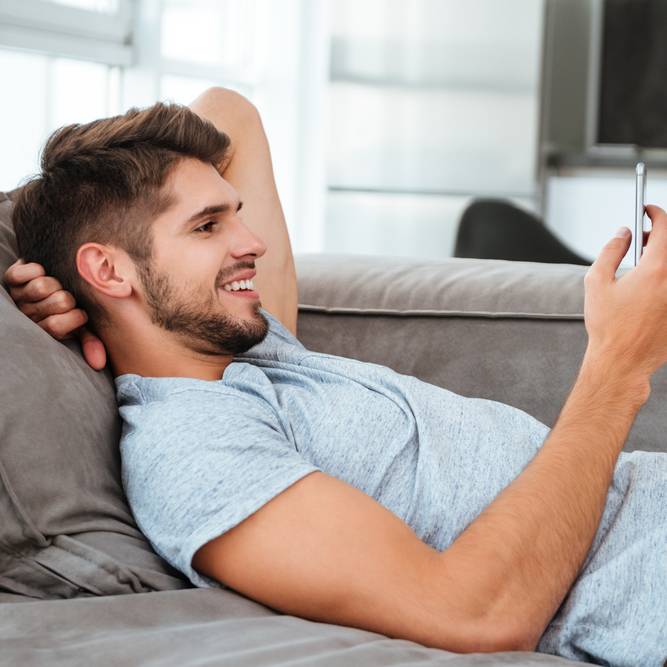 スマートフォンをいじる男性