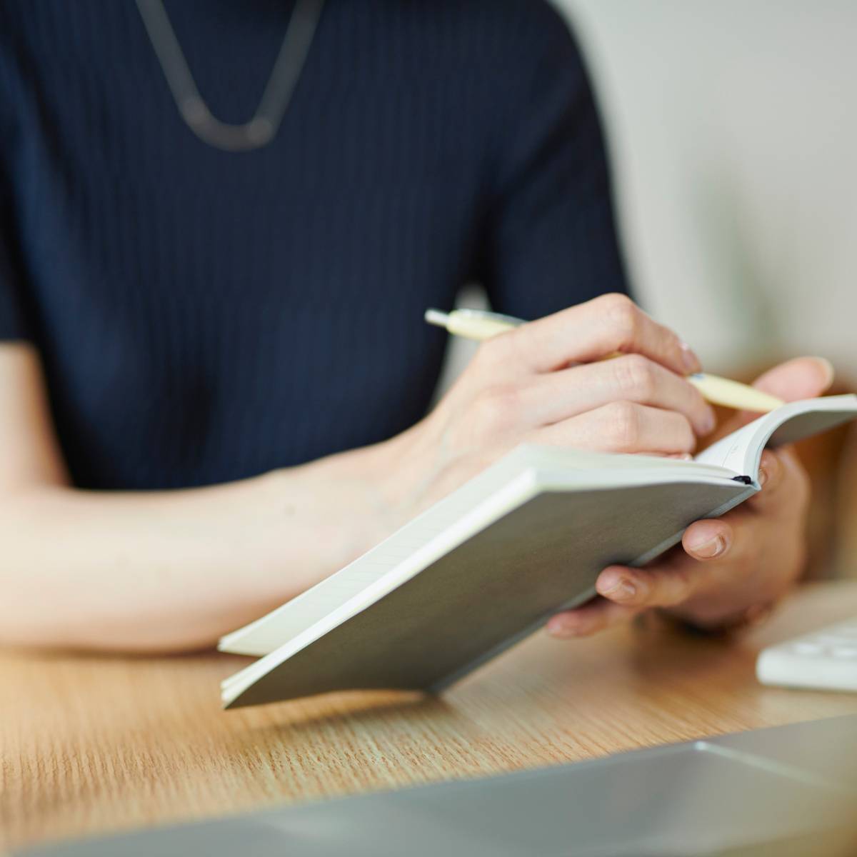 手帳を確認する人