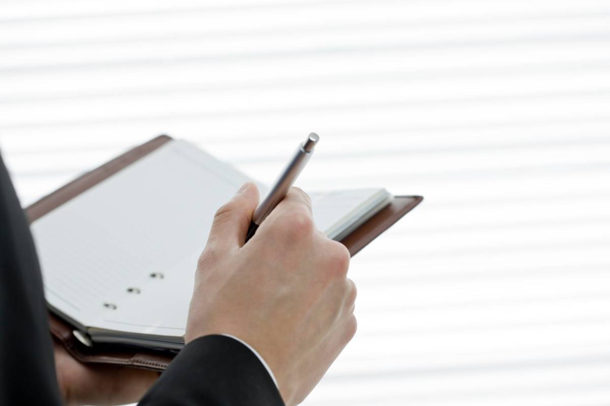 手帳に書きこむ人