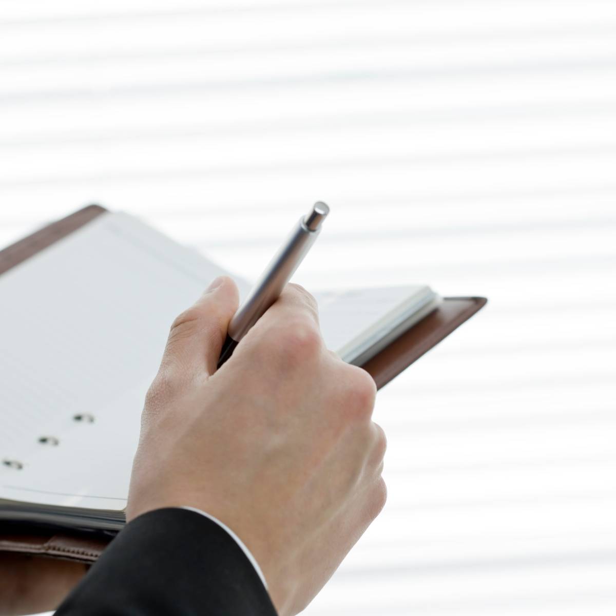 手帳に書き込む人