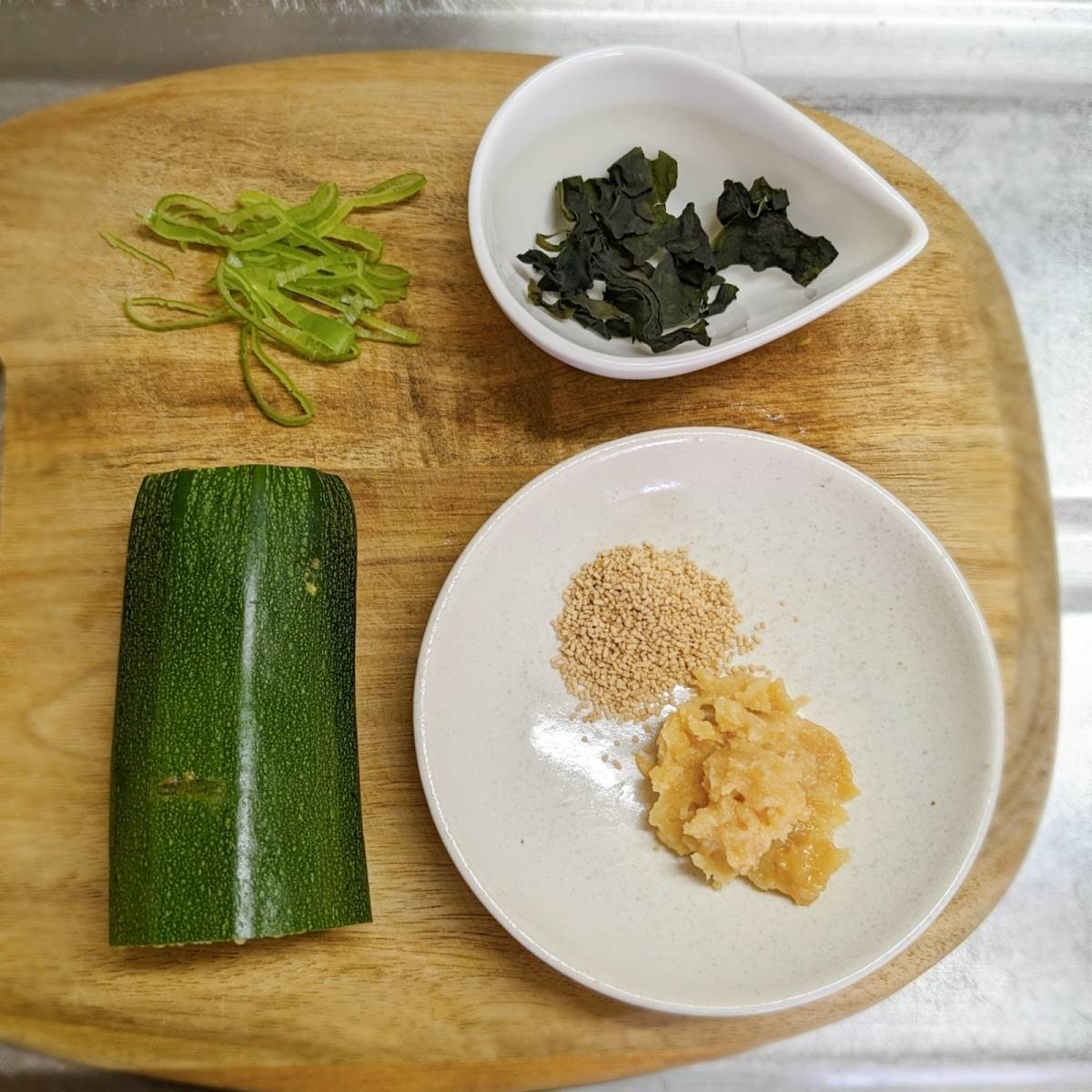 JAグループの公式の「ズッキーニ舞茸ワカメの味噌汁」のレシピ