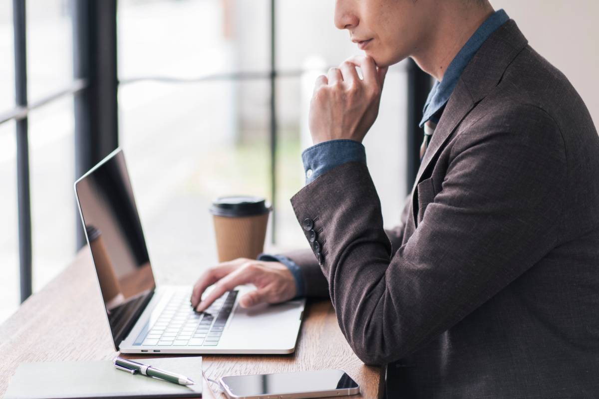 パソコン作業する人