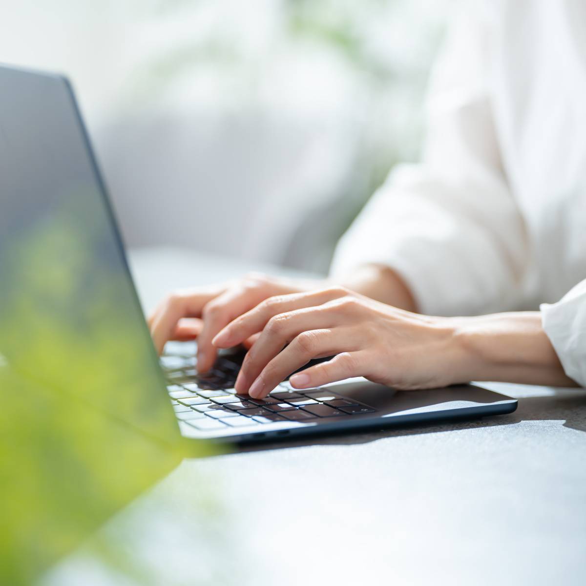 パソコンを操作する人