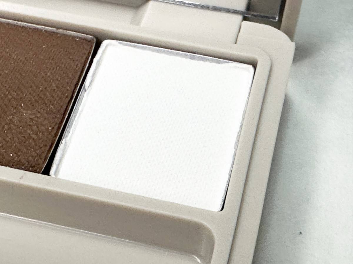 b idol　魔法のアイブロウパウダーの最大の特徴はフィックスパウダー