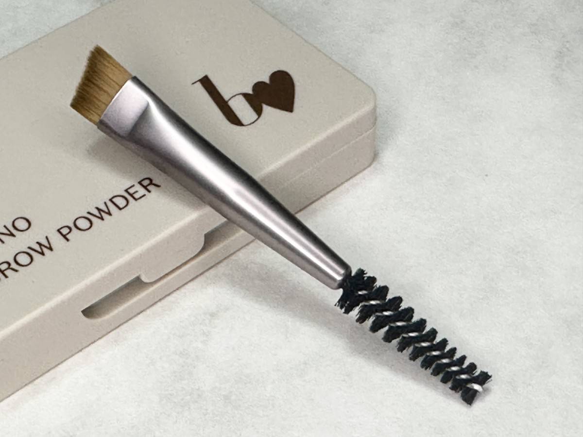 b idol　魔法のアイブロウパウダーに入っているアイブロウブラシ＆スクリューブラシ