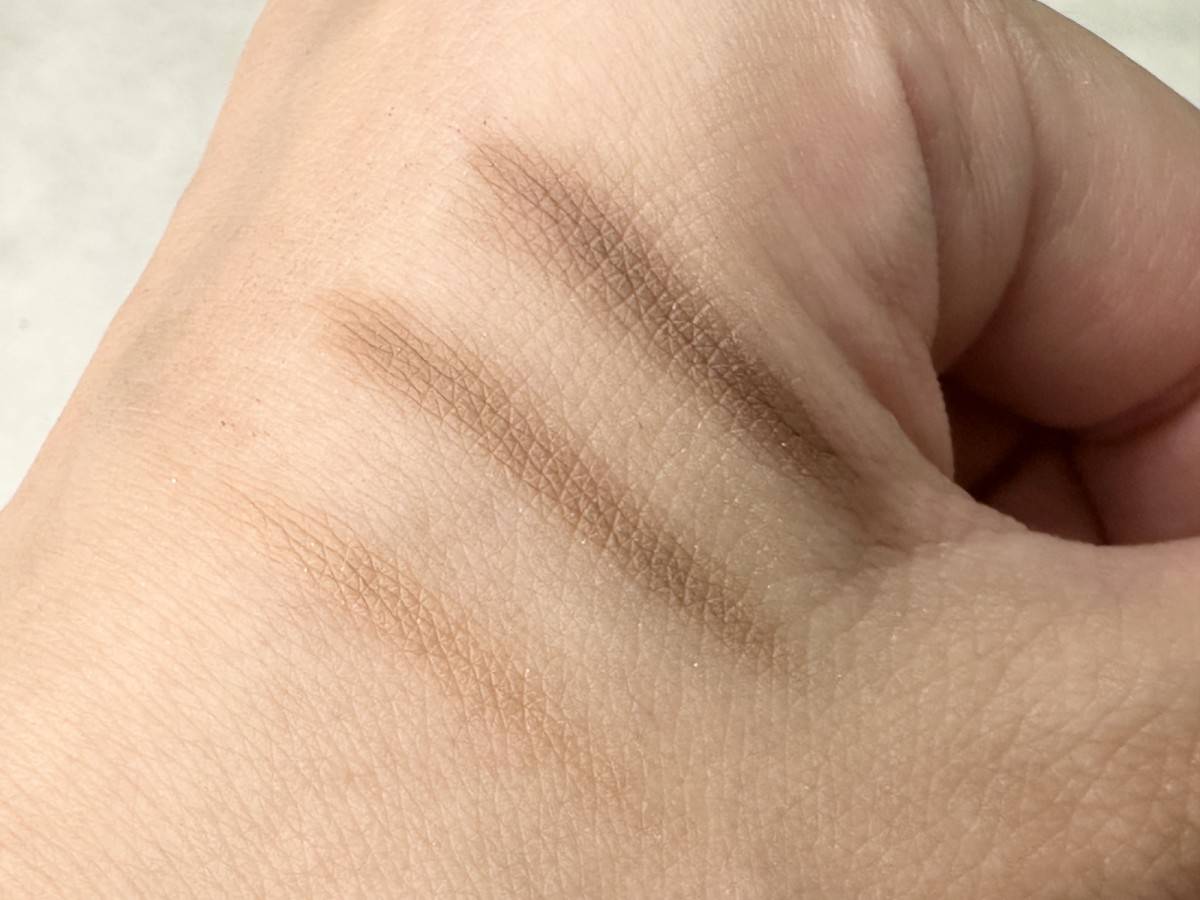 b idol　魔法のアイブロウパウダー　スウォッチ画像