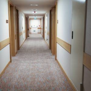 【ゾッとする怖い話】深夜の民宿に響く止まらないノック音。修学旅行での恐怖体験