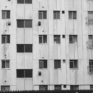 【本当にあった怖い話】「目が合ったんだよ」同僚が社員寮で見たありえない姿とは……