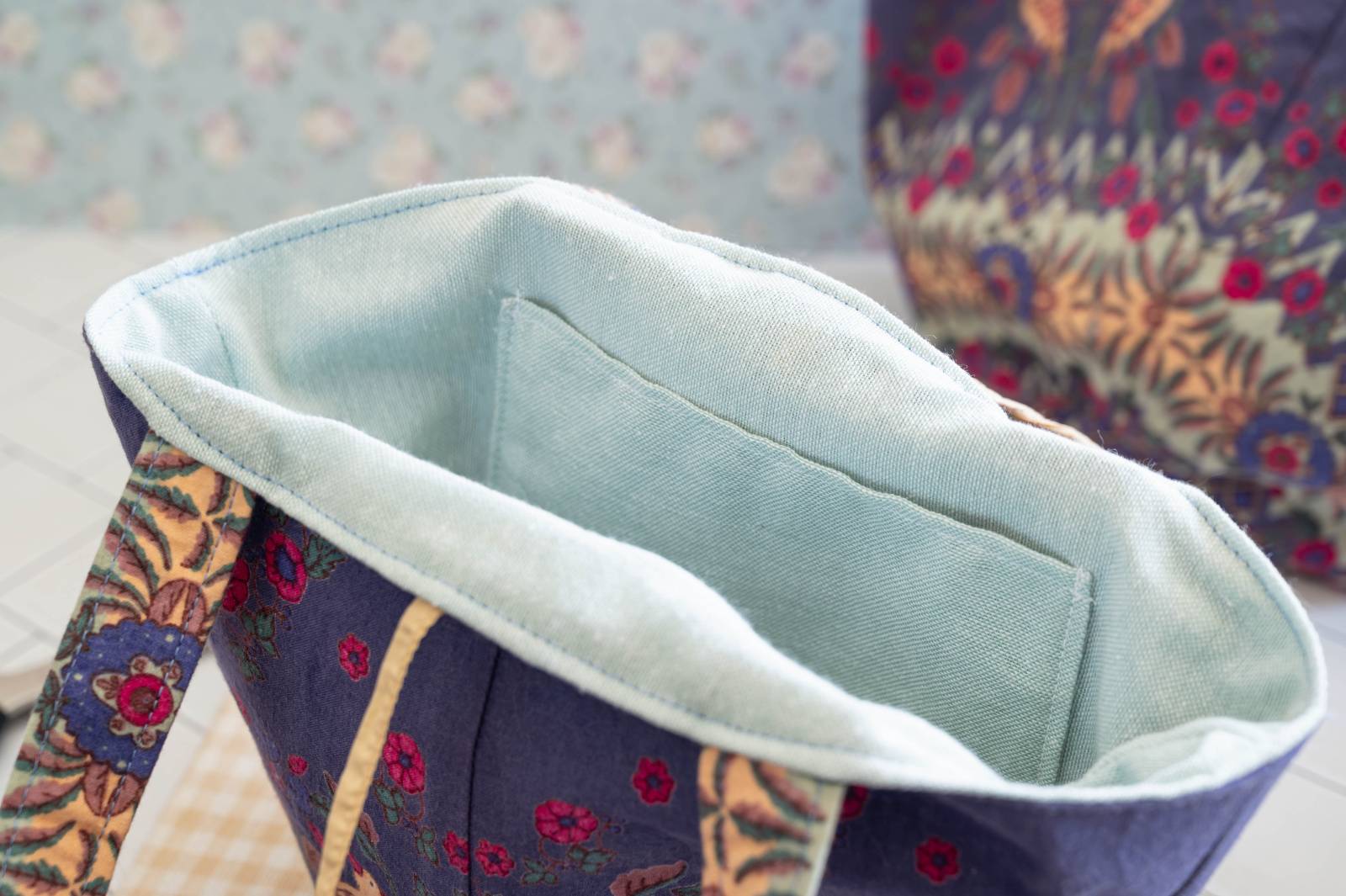 バッグ　運を引き寄せる　特徴　内側の色