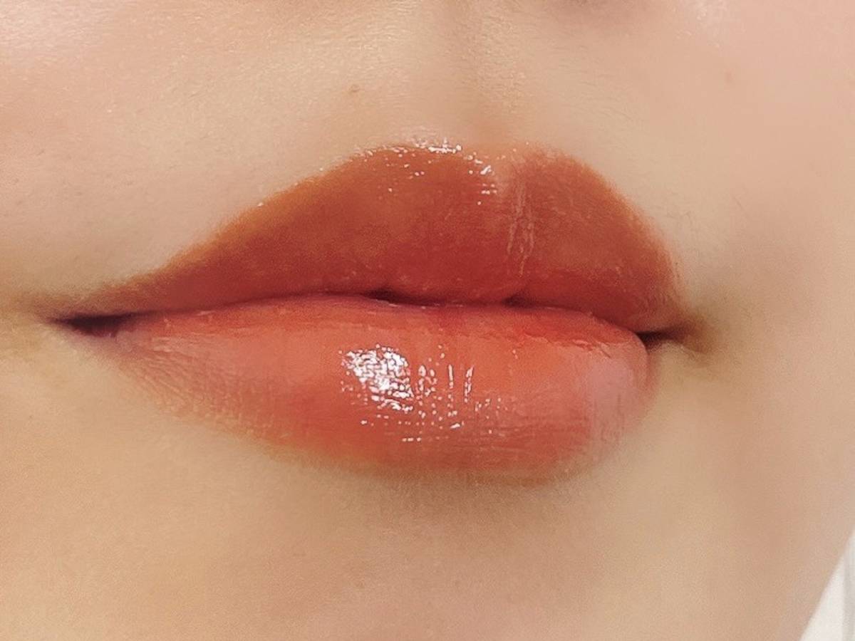 Laka ボンディンググロウリップスティック 225 Mulled 唇に塗った様子