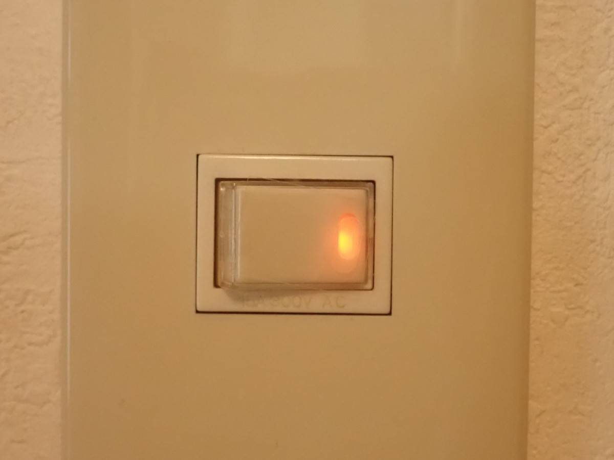 ダイソーの抗ウイルスフィルム(ウイルスパックン、住宅用スイッチ　角型)