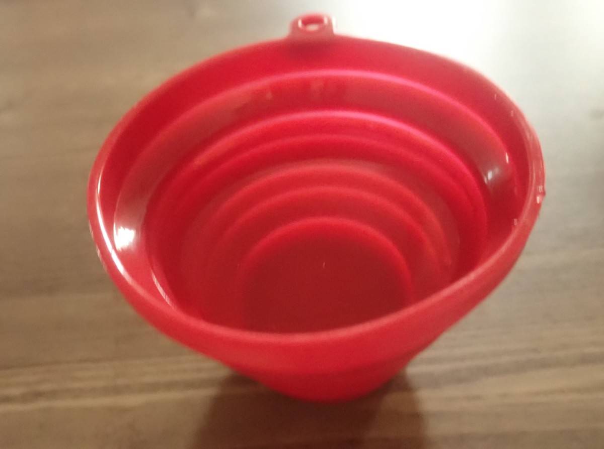 ダイソーの折りたたみコップ(シリコーン製)