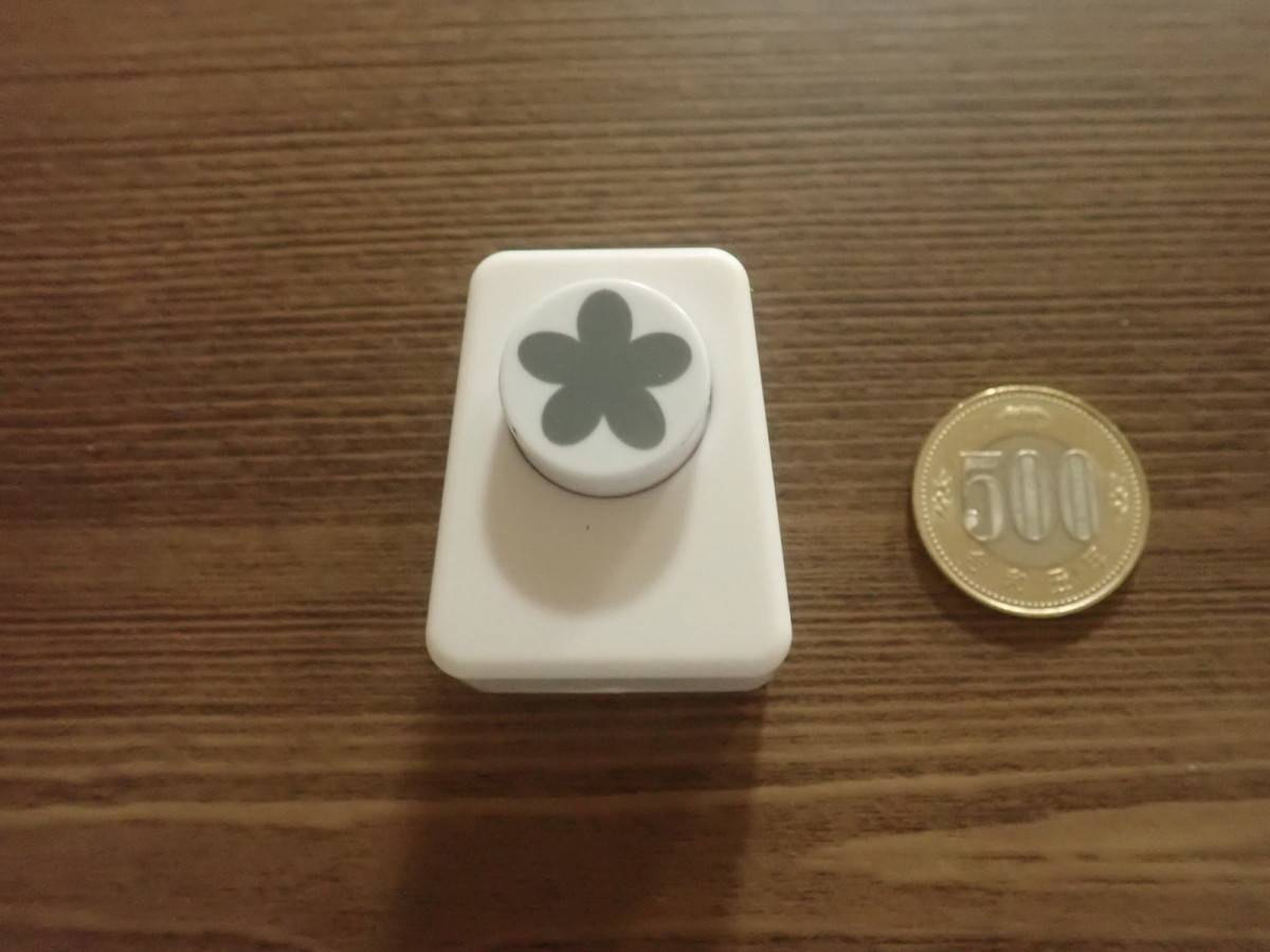 ダイソーのクラフトパンチ(ペタル5型)