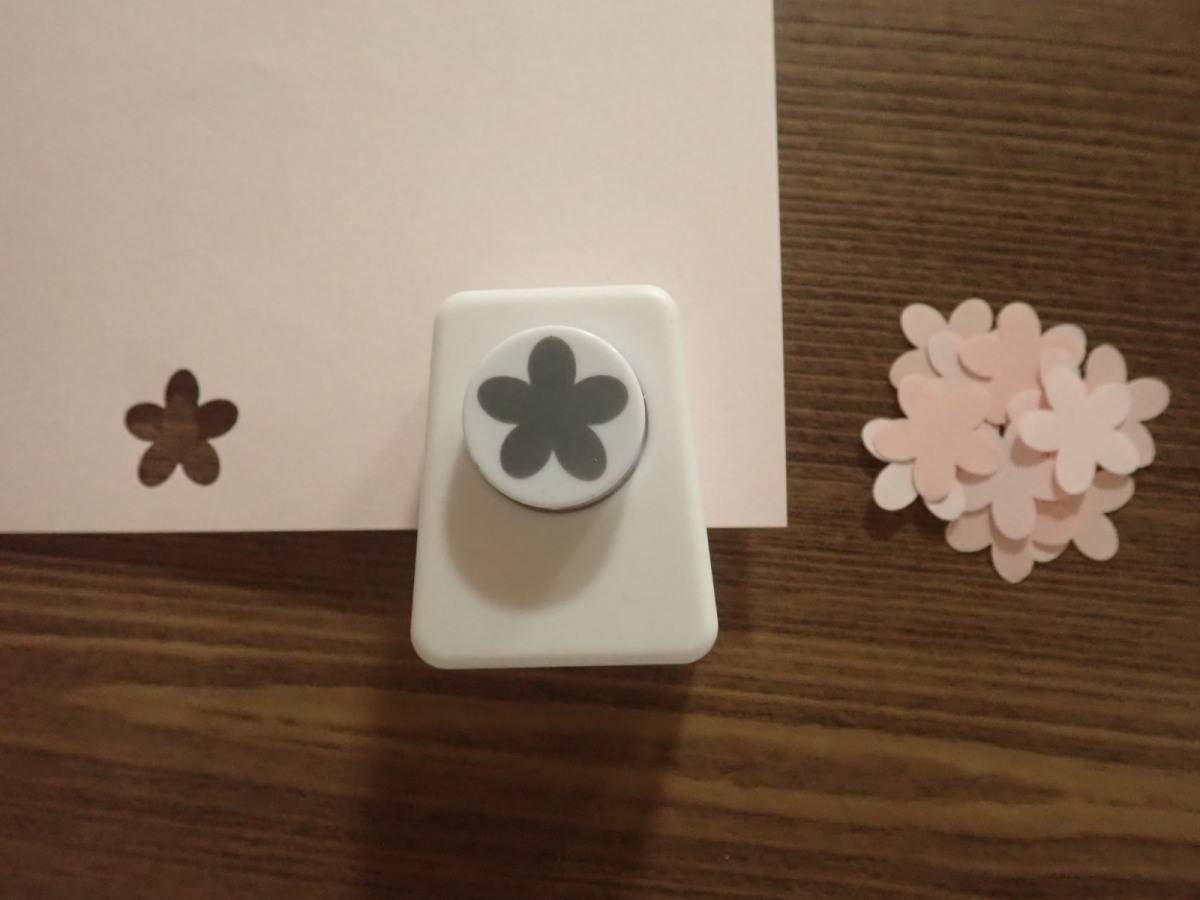 ダイソーのクラフトパンチ(ペタル5型)