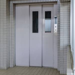 【ゾッとする怖い話】まるで何かが乗ってきたような……。無人エレベーターで起きた恐怖体験