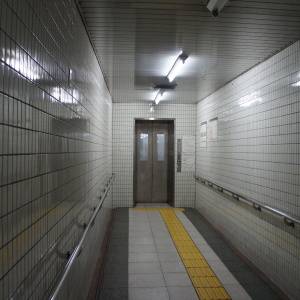 【ゾッとする怖い話】「ついてくね」駅のエレベーターでズシンとのしかかった“何か”