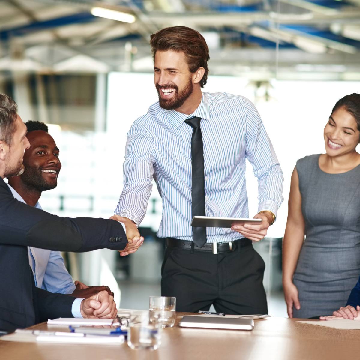 笑顔で握手する男性