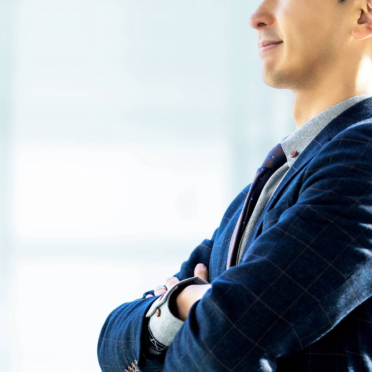 腕組みをする人