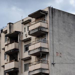 【ゾッとする怖い話】「ぐしゃり」隣で聞こえた鈍い音。古い団地での恐怖体験