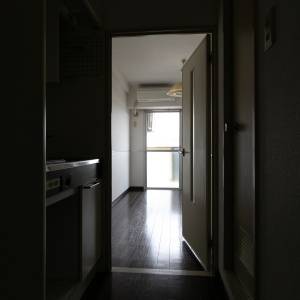 【ゾッとする怖い話】「窓の外を人が落ちて行って」入居した部屋で見た“人影”