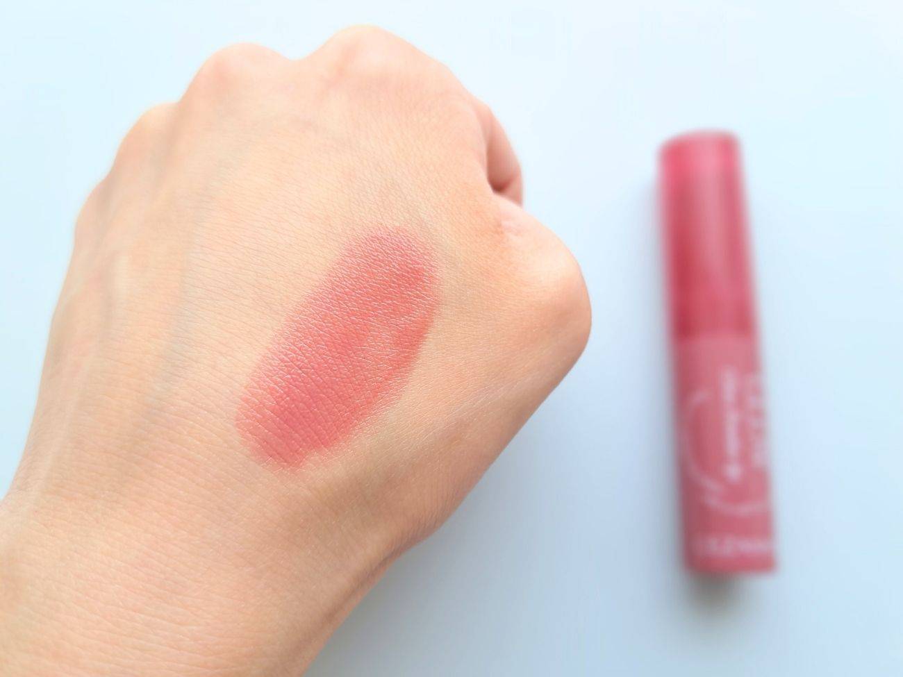 CEZANNE(セザンヌ) グロウフォンデュリップ 02レイジーローズの手元スウォッチ