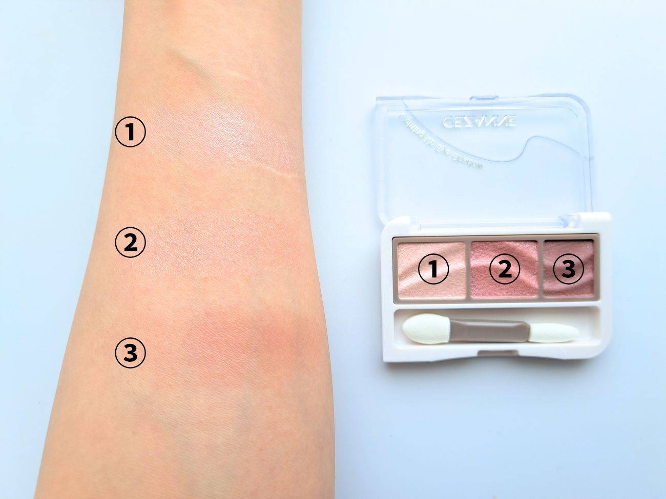 CEZANNE(セザンヌ) ライティングアップアイシャドウ 02ペタルピンクの手元スウォッチ